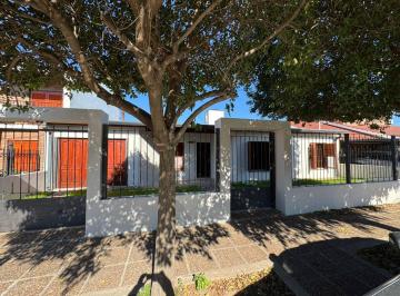 Casa · 145m² · 7 Ambientes · 2 Cocheras · Casa en Venta en Nuevo Poeta 3 Dorm. Pileta