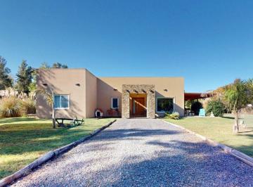 Casa · 120m² · 4 Ambientes · 2 Cocheras · Casa a La Venta en Barrio Las Malvinas II
