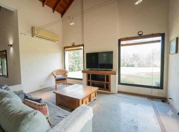 Casa · 370m² · 7 Ambientes · 2 Cocheras · Casa en Venta en Barrio San Facundo S/ Lote y 1/2
