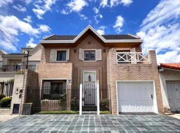 Casa · 295m² · 5 Ambientes · 2 Cocheras · Casa de Categoria 5 Amb Parque Quincho y Cochera
