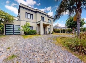 Casa · 240m² · 4 Ambientes · 4 Cocheras · Venta Casa Ombues de Husdson Impecable