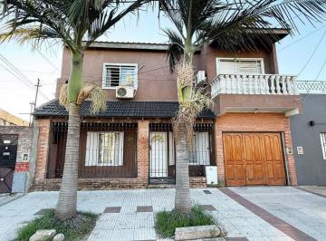 Casa · 268m² · 4 Ambientes · Venta Casa 4 Amb. C/ Pileta y Quincho I. Casanova