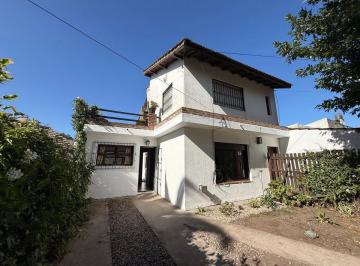 Casa · 145m² · 5 Ambientes · 1 Cochera · Casa 4 Amb con Jardin y Depto 2 Amb Independiente