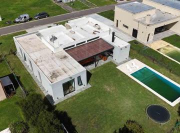 Casa · 199m² · 5 Ambientes · Venta Casa 5 Ambientes Barrio La Alameda Estrenar