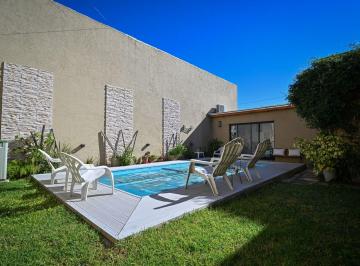 Casa · 207m² · 4 Ambientes · 1 Cochera · Casa 3 Dorm. con Pileta y Cochera V. Tuerto