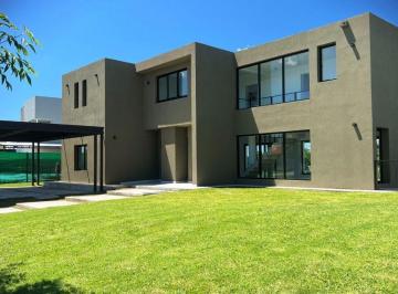 Casa · 300m² · 5 Ambientes · 4 Cocheras · Venta Casa a Estrenar Haras Santa Maria Financiada