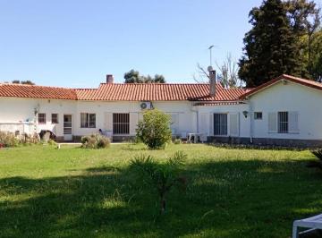 Quinta vacacional · 190m² · 4 Dormitorios · 3 Cocheras · Venta Quinta 4.900 m² con Parque, Pileta y Quincho