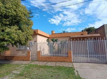 Casa · 150m² · 3 Ambientes · 1 Cochera · Venta Casa 2 Habitaciones con Quincho y Jardín