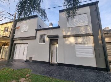 Casa · 240m² · 4 Ambientes · 2 Cocheras · Venta de Casa de Categoria - Santo Tome