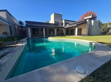 Casa · 410m² · 4 Ambientes · 2 Cocheras · Se Vende Casa de Categoría. Country El Paso.