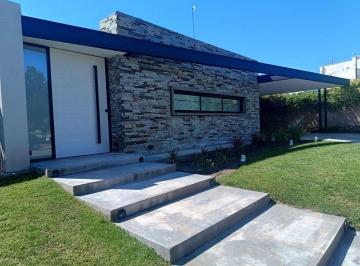 Casa · 133m² · 4 Ambientes · 2 Cocheras · Casa en Barrio Lomas de Russell