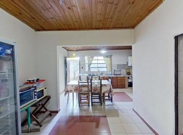 Casa · 196m² · 4 Ambientes · 1 Cochera · Venta Casa con Local y Dpto Florencio Varela