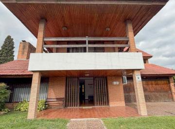 Casa · 272m² · 8 Ambientes · 3 Cocheras · Casa 8 Ambientes en Venta en Adrogué con Jardín
