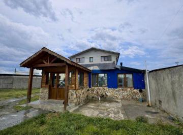 Casa · 185m² · 7 Ambientes · 1 Cochera · Amplia Casa con Patio y Parrilla en Venta Ushuaia.
