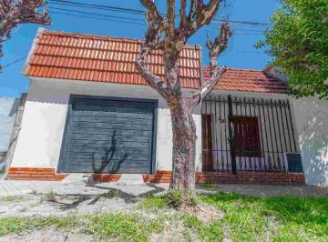 Casa · 241m² · 4 Ambientes · 1 Cochera · Casa, Terreno + Local en Venta en Capitan Bermudez