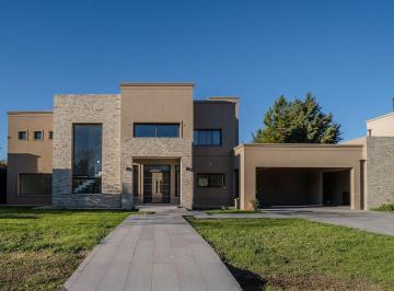 Casa · 280m² · 4 Ambientes · 2 Cocheras · Casa en Venta Las Cortaderas Lujan. Bajas Expensas