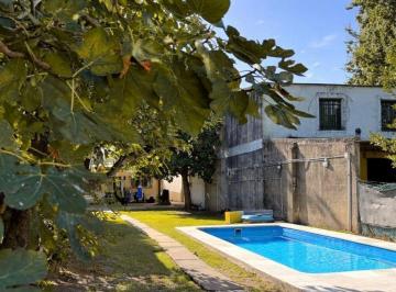 Casa · 153m² · 5 Ambientes · 1 Cochera · Venta Casa 4 Ambientes Hurlingham Cochera Permuta
