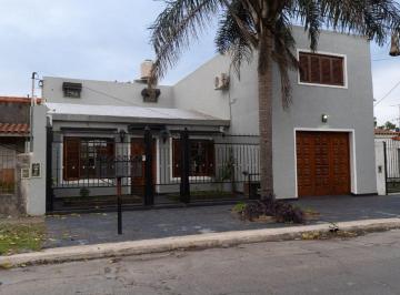 Casa · 255m² · 6 Ambientes · 2 Cocheras · Venta de Casa 6 Ambientes en V. Tesei Apto Credito