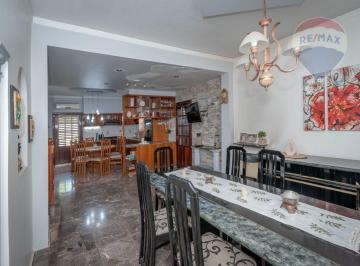 Casa · 153m² · 8 Ambientes · 3 Cocheras · Casa 3 Dorm. en Venta La Plata con Pileta