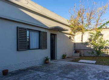 Casa · 120m² · 4 Ambientes · 2 Cocheras · Casa 2 Dorm. en Venta en Ensenada, Quincho