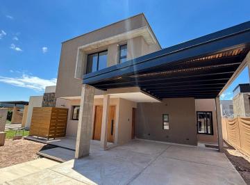Casa · 229m² · 3 Ambientes · 2 Cocheras · Casa a Estrenar en Barrio Privado Lomas de Russell