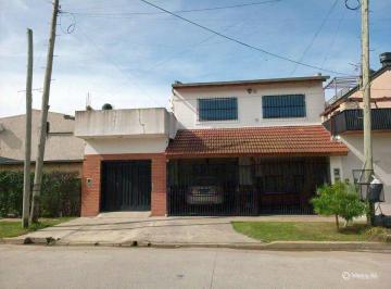 Casa · 223m² · 6 Ambientes · 3 Cocheras · Venta Casa Multifamiliar 6 Ambientes Apta Credito