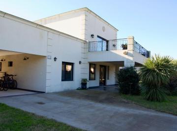 Casa · 324m² · 7 Ambientes · Casa de Categoría en La Elina – Comarca de Luján