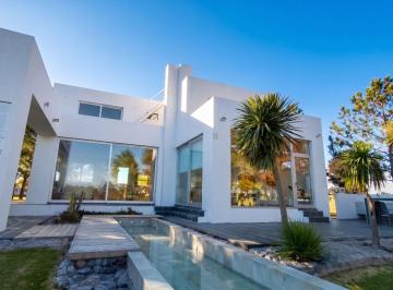 Casa · 306m² · 6 Ambientes · 1 Cochera · Exclusiva Casa 4 Suites en Venta en Village & Golf