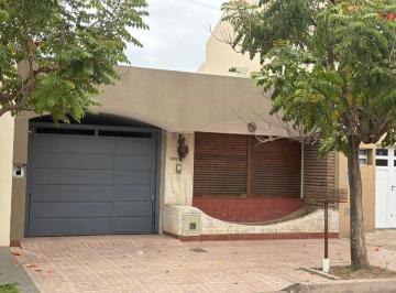 Casa · 151m² · 5 Ambientes · 1 Cochera · Casa en Venta, 3 Dorm. en Barrio Catedral.