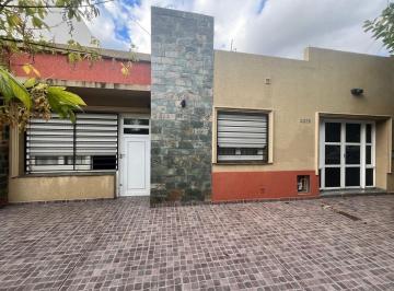 Casa · 135m² · 7 Ambientes · 1 Cochera · Se Vende Casa - 2 Habitaciones - Barrio Catedral