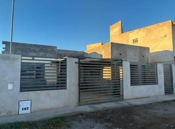 Casa · 138m² · 6 Ambientes · 1 Cochera · Casa en Venta con Quincho y Pileta en Villa Regina