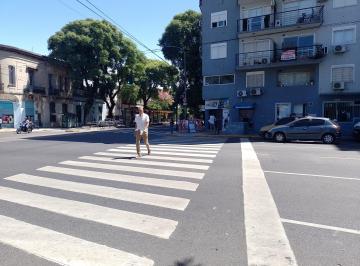 Local comercial , Parque Patricios · Local a La Calle Sobre Av Jujuy Vidriera Ampliable