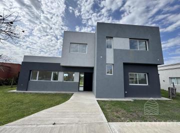 Casa · 170m² · 5 Ambientes · 4 Cocheras · Casa con Terreno de 1035 m² con Pileta a Estrenar en El Cantón Puerto