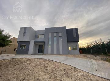 Casa · 180m² · 6 Ambientes · 4 Cocheras · Casa a La Laguna en El Cantón Norte
