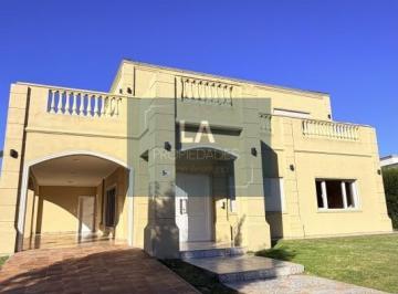 Campo · 330m² · 5 Ambientes · 2 Cocheras · Arenas del Sur Casa en Venta