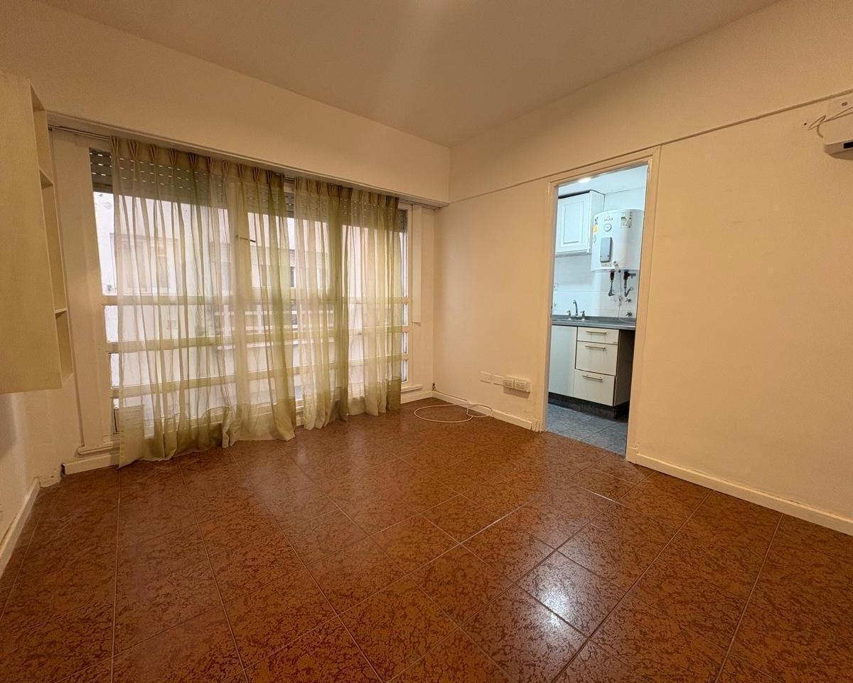 Se alquila por 24 meses, departamento de 2 ambientes en el cuarto piso (eléctrico)
