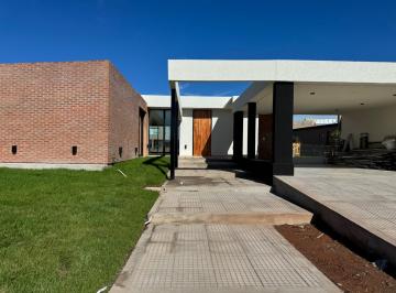 Casa · 183m² · 4 Ambientes · 6 Cocheras · Casa en Planta Baja a La Venta en Terralagos