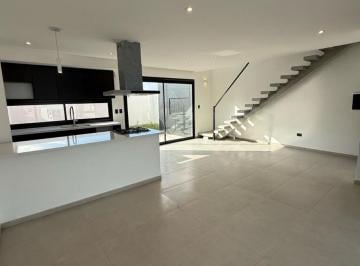 Casa · 180m² · 6 Ambientes · 1 Cochera · Casa Venta 3 Dorm. 3 Baños con Patio Seguridad 24 Hs