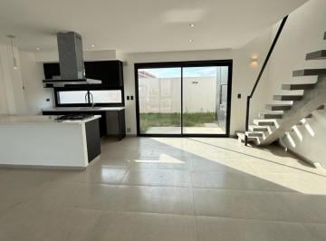 Casa · 180m² · 6 Ambientes · 1 Cochera · Casa Venta 3 Dorm. 3 Baños con Patio Seguridad 24 Hs