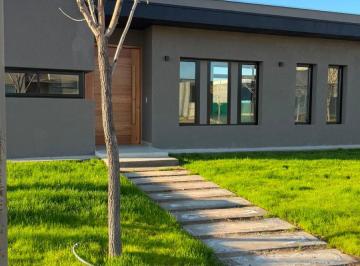 Casa de 5 ambientes, Carrodilla · Venta Casa Barrio Privado Apta Credito Hipotecario