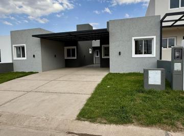 Casa · 180m² · 3 Ambientes · 1 Cochera · Docta Av en Zona Consolidada