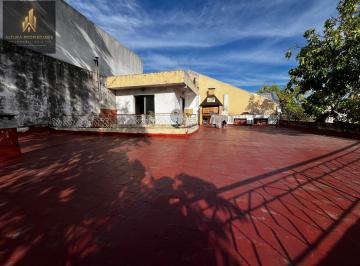 Casa · 88m² · 6 Ambientes · 1 Cochera · Casa en Esquina Garage, Quincho y Terraza Frente a Museo Maradona – Ideal Inversión o 2 Familias