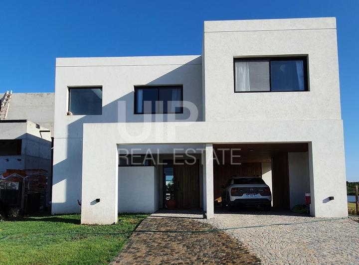 Casa · 247m² · 5 Ambientes · 4 Cocheras