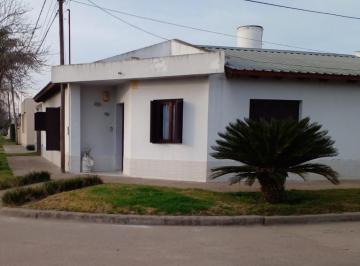 Casa de 3 ambientes, Lincoln · Excelente Casa con Múltiples Espacios