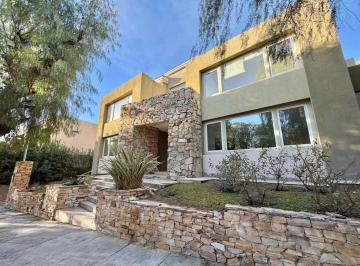 Casa · 230m² · 5 Ambientes · 1 Cochera · Casa en Venta Dalvian 4 Dorm.