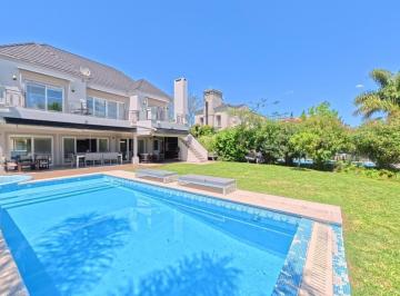 Casa · 231m² · 6 Ambientes · Casa en Venta Barrio San Isidro Labrador