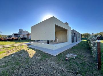 Casa · 194m² · 5 Ambientes · 2 Cocheras · Venta de Hermosa Casa en Planta Baja de 3 Dorm. en La Cercania a Estrenar!