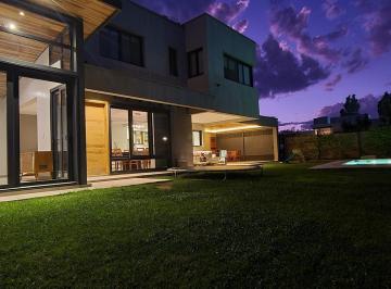 Casa · 250m² · 6 Ambientes · 2 Cocheras · Alquiler de Casa en Barrio Lar de Boedo
