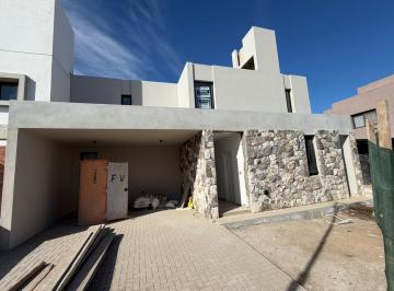 Casa · 195m² · 2 Dormitorios · 2 Cocheras · Increíble Casa de 3 Dorm en Venta en Terrazas de Manantiales