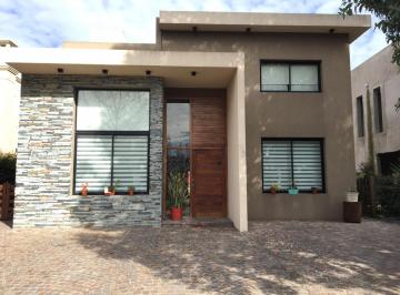 Casa de 3 ambientes, Quilmes · Casa en Venta en Barrio Dorrego, Quilmes Centro – 300 m², Lote de 550 m² Pileta